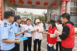 小球迷：感觉王大雷扑救特别厉害，希望国足能取胜